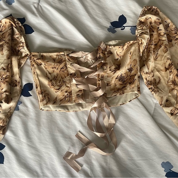 Off Shoulder Floral Print Lantern Sleeve Crop Top - Picture 3 of 4